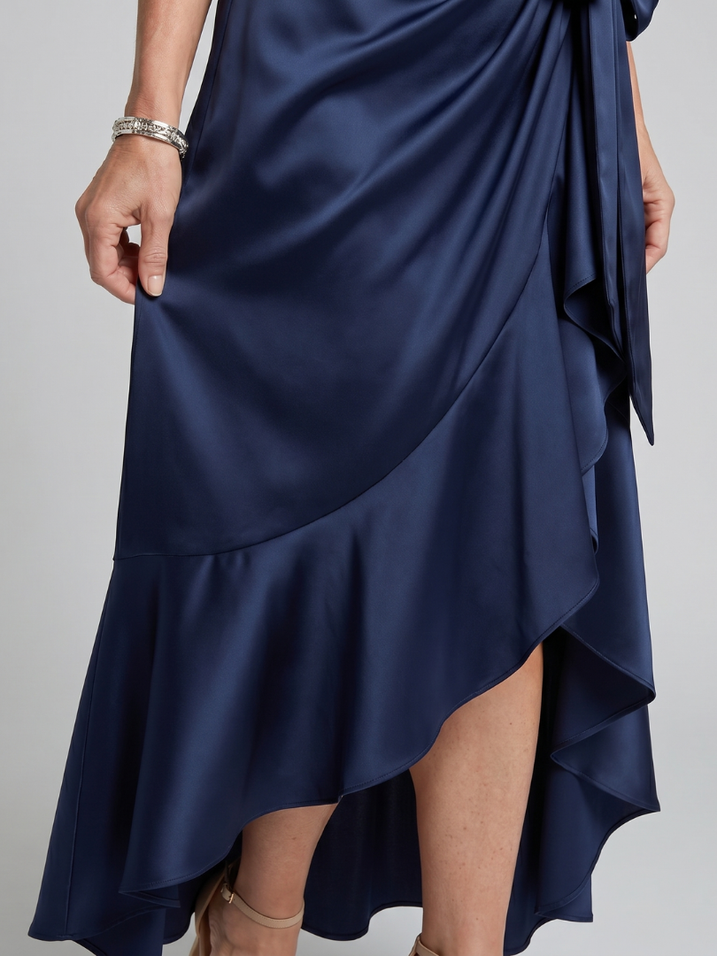Honora | Vestido Midi Asimétrico con Cuello Halter