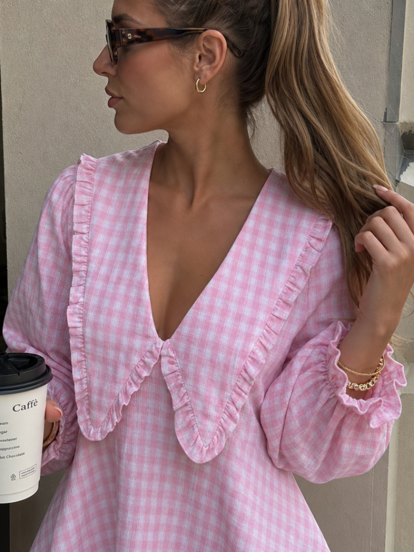 Peker | Vestido Mini con Cuello Volante y Patrón de Gingham
