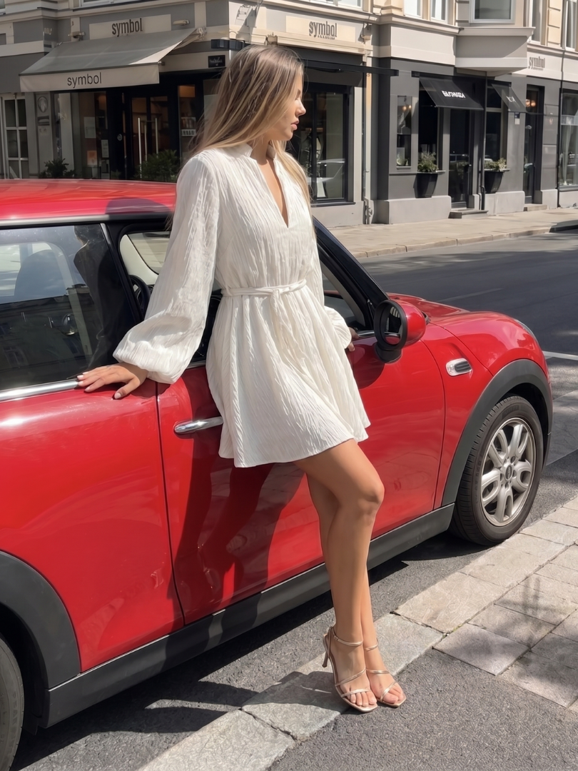 Azula | Vestido Mini de Manga Larga con Escote en V y Falda Acampanada