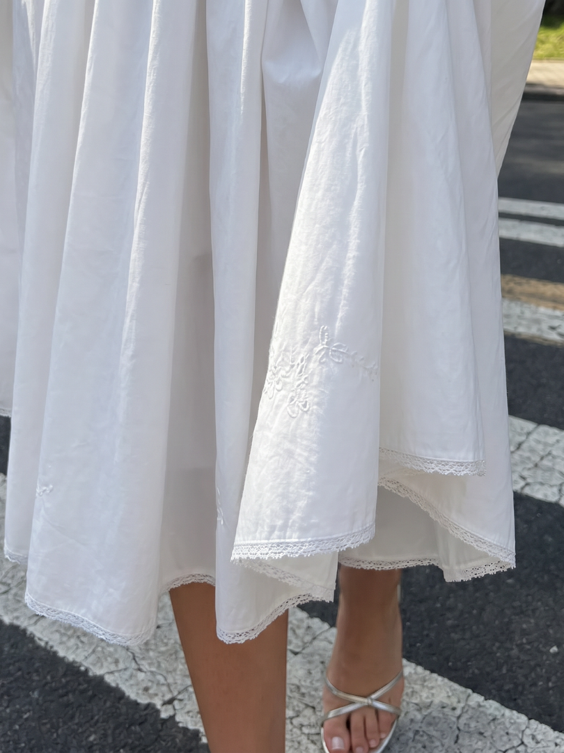 Neime | Vestido midi de falda acampanada sin mangas con botones en la parte delantera