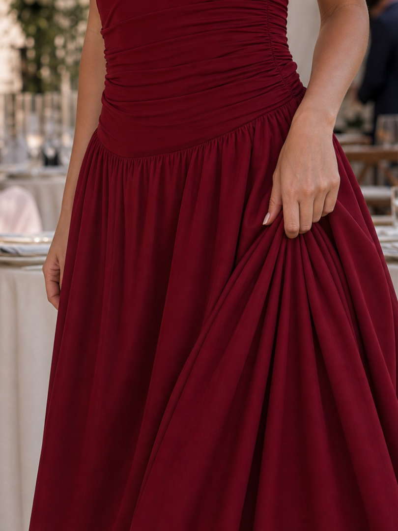 Zelene | Vestido Midi con Cuerpo Fruncido sin Tirantes