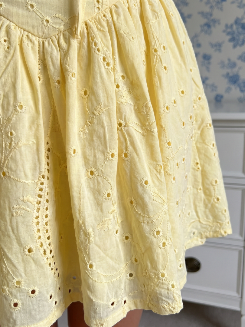 Wigen | Vestido Mini con Detalle de Ojal y Mangas Cortas Abullonadas